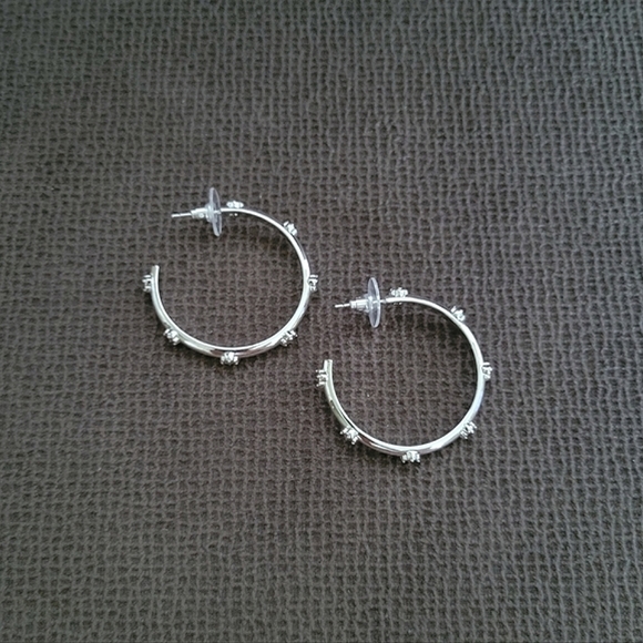 Kendra Scott "Joelle" Silver🤍 Hoop Earrings With White Crystals💎 - Picture 4 of 16